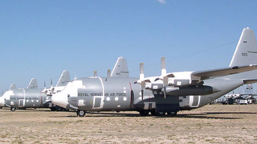 De norske Hercules-flyene skulle etter planen bare tilbringe en kort tid i Arizona før de fikk nye eiere. Men nå har transportflyene stått lagret på flykirkegården i over ni år.