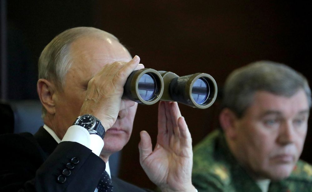 Moskva har utgitt bilder fra krigsøvelsen Zapad 2017. Her følger Vladimir Putin nøye med under presidentens besøk til et øvelsesområde i Leningrad-regionen.