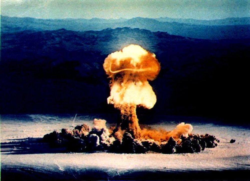 Verdens atomvåpen-arsenal øker. Dette er fra en amerikansk prøvesprenging i Nevada på 50-tallet.