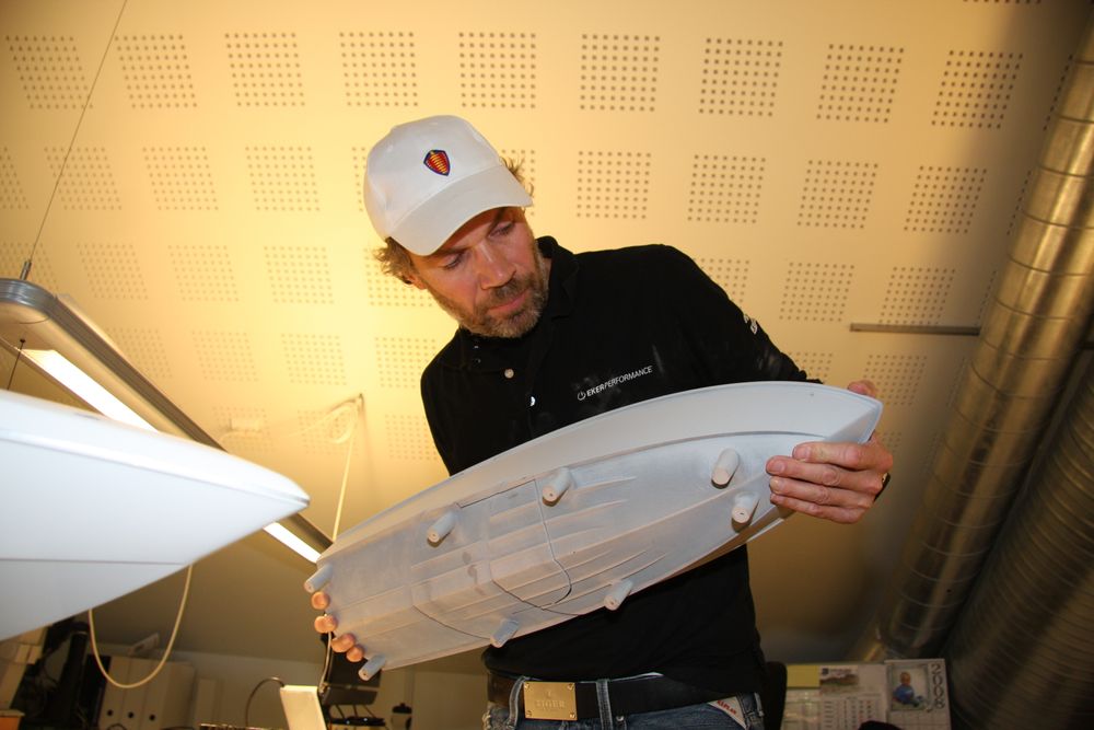 Bård Eker viser modell av den første båten han designet med step-skrog.