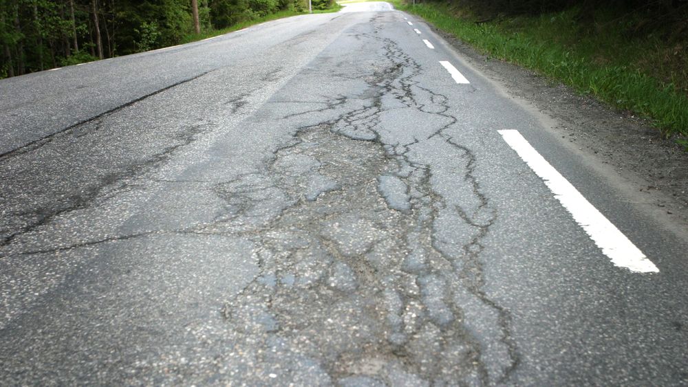 Kvaliteten på veiene i Norge, Sverige og Danmark  har forverret seg over mange år, slår en ny rapport fast.