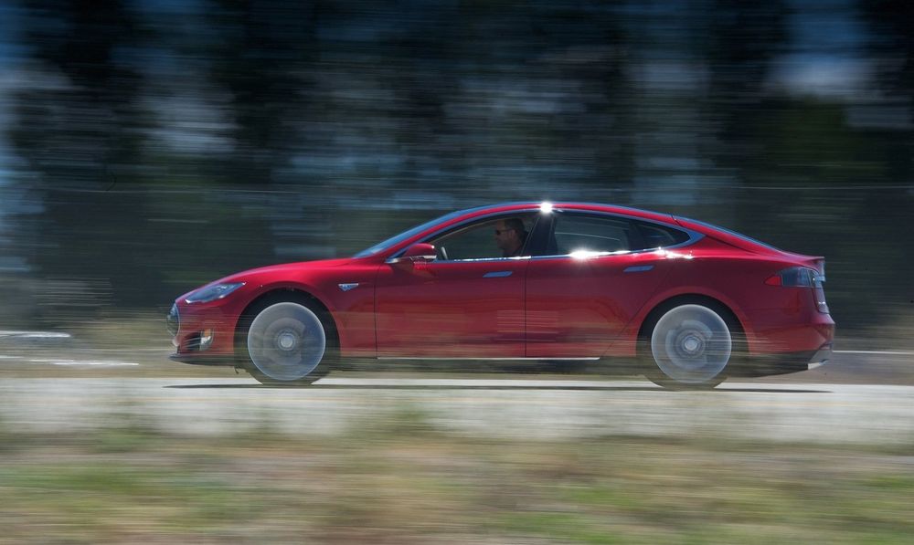 Hansjürgen Gemmingen har rundet én million kilometer i sin røde Tesla S. For ordens skyld: bildet viser ikke Gemmingens bil. 