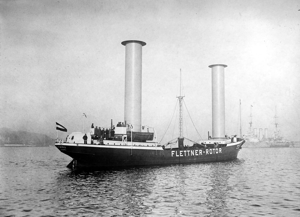 Frakteskipet Buckau med Flettner-rotorer. Skipet krysset både Nordsjøen og Atlanteren flere  ganer, men ble demontert etter noen år.