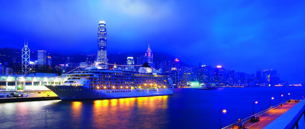 The World i Hong Kong havn.