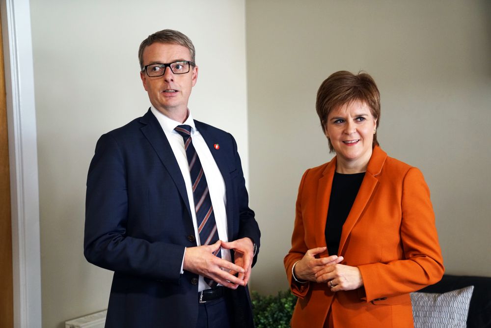 Olje- og energiminister Terje Søviknes med Skottlands førsteminister Nicola Sturgeon på den formelle åpningen i Aberdeen, onsdag.