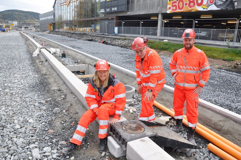 Kirstine Laukli, Tore Braaten og Thomas Holst med spesialutviklet kjeftesluk