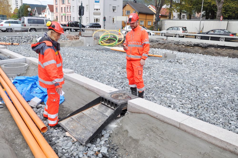 Tore Braaten f.v. Kirstine Laukli og Thomas Holst er spente på hvordan oppfinnelsen fungerer når vegen åpner om et drøyt år.