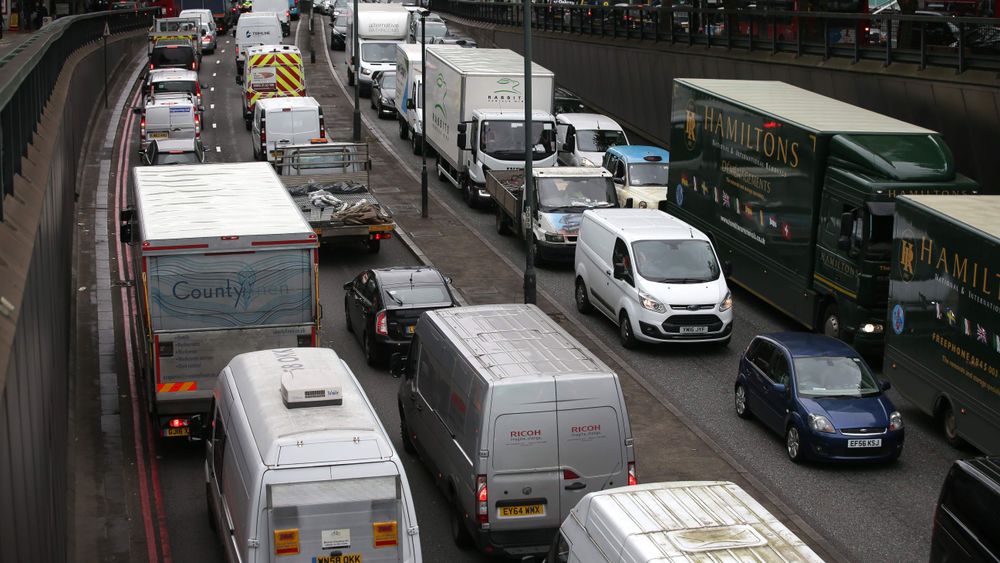 Trafikkork i det sentrale London i går. Nå må de mest forurensende bilene betale enda mer i avgifter for å kjøre inn i byen.