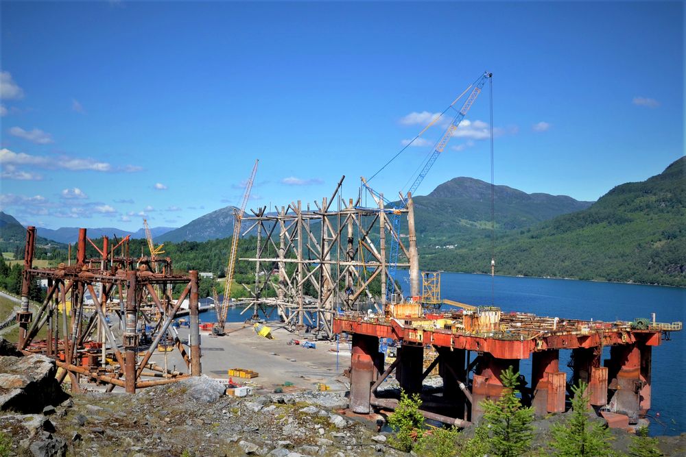 Installasjonene fra Murchison-feltet og Janice-plattformen ligger klar til opphogging ved basen i Vats hvor AF Decom fjerner og gjenvinner utrangerte olje- og gassinstallasjoner.