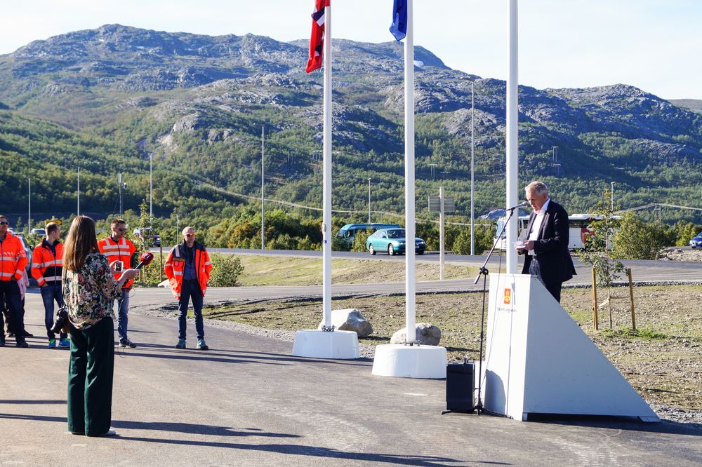 Regionsjef Torbjørn Naimak gratulerer bygda med ny veg under åpningen 4. september.