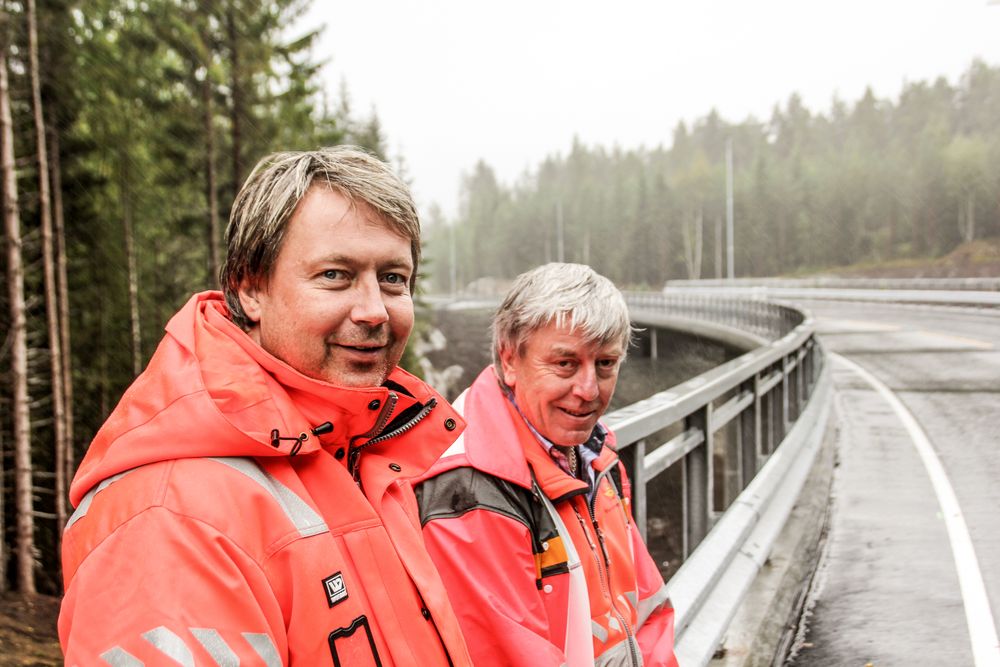 Vegvesenets byggeledere Roy Are Haare (tv.) og Ole Prestegård ved den andre store konstruksjonen i prosjektet: Fiskumelva bru.