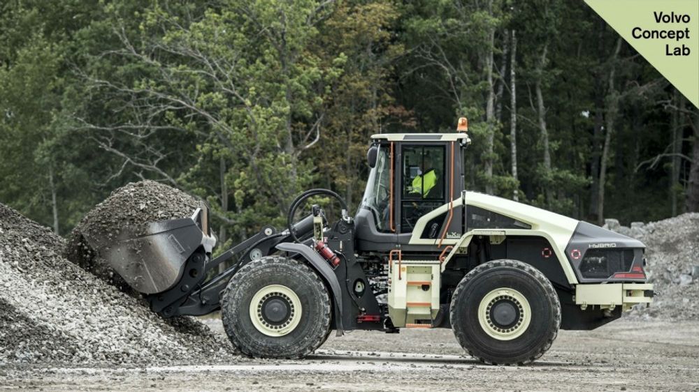 Volvo er en av flere produsenter som jobber hardt for å få fram mere miljøvennlige maskiner. Her prototypen av en hybrid diesel/elektrisk hjullaster.