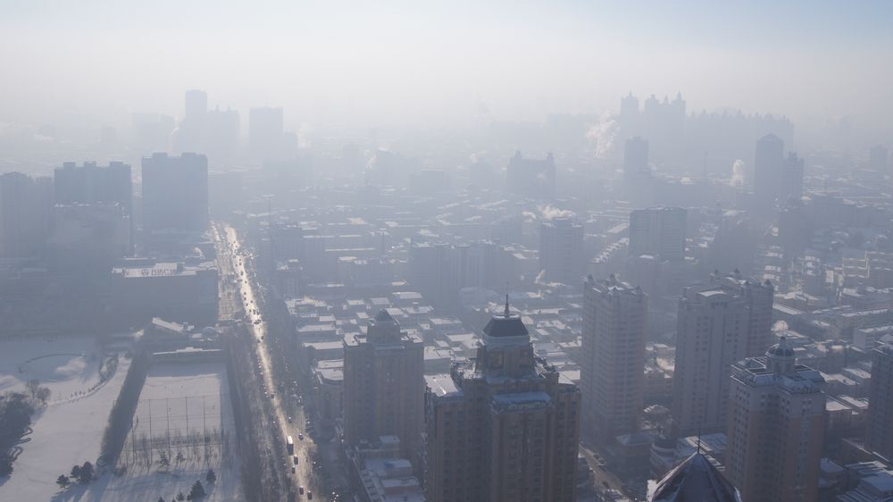 Bildet viser kraftig luftforurensning over byen Harbin i det nordøstlige Kina. Det er tatt den 26. desember 2012.