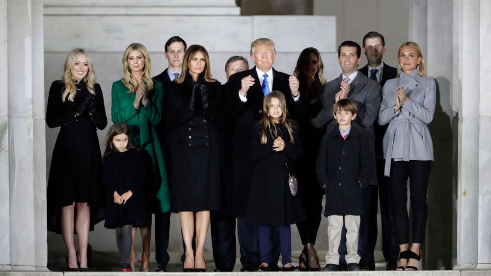 Donald Trump, kona Melania Trump og familien etter seremonien der Trump ble innsatt som president i Washington 19. januar.
