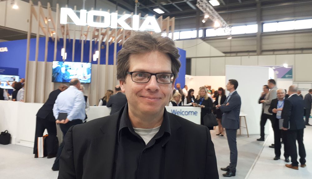 Markedssjef for fastnett i Nokia, Dr. Stefaan Vanhastel, sier at rekkevidden for deres wigig-løsning er 300 meter i luftlinje. Det er en avstand som passer som forlengelse til fiberkabler fram til hjemmet i mange tilfeller.