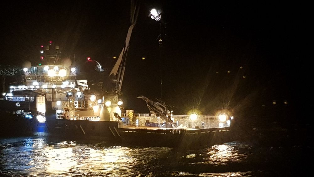 Cirka klokka 02.00 natt til lørdag 4. oktober ble helikopteret hevet og plassert på dekket på Maersk Forza der det fortsatt befinner seg.