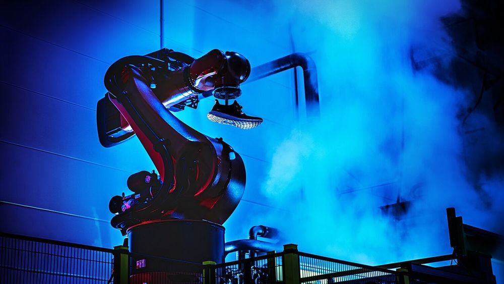 Roboter og 3D-utskrifter er to av de teknologiene som gjør det mulig for Adidas å flytte produksjon hjem til Tyskland. Men det trengs også medarbeidere på en digital fabrikk, og dem har det vist seg å være vrient å finne, 30 år etter at skoproduksjonen flyttet til Det fjerne østen. 