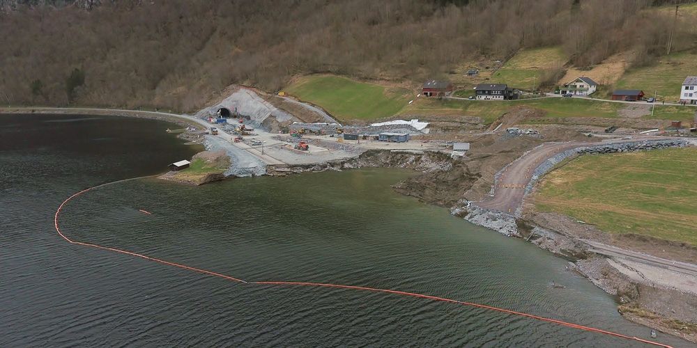 Slik så det ut etter at 120 meter av riksvegen raste ut ved Jobergtunnelen i vår.