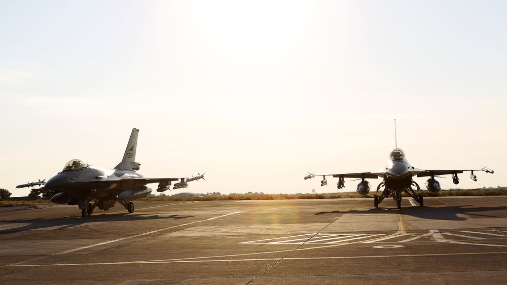Det er mye som henger på F-16 når den skal ut i krig. Dette er fra Souda-flystasjonen på Kreta under Operation Unified Protector i 2011.