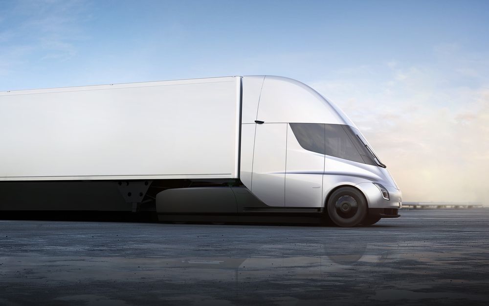 Tesla Semi skal utstyres med fire motorer og en rekkevidde mellom 475 og 800 km. Forventet levering i årsskiftet 2019-2020. 