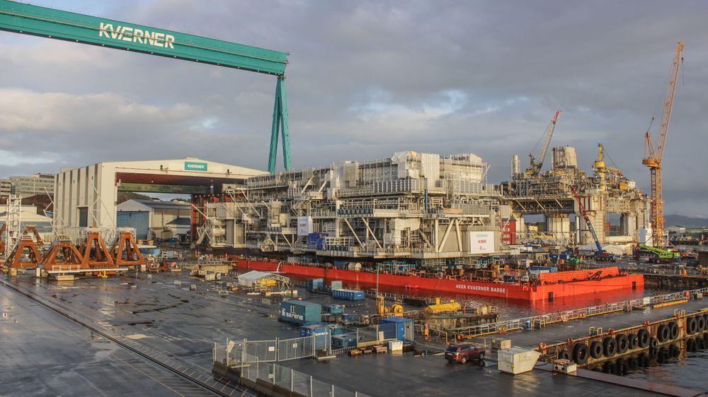 Boligkvarteret til Johan Sverdrup-feltet har vokst seg for stor for hallen på Kværners verft på Stord, og ble denne uken flyttet ut på kaien. Det tok 11 timer å flytte den 12.000 tonn tunge  konstruksjonen.