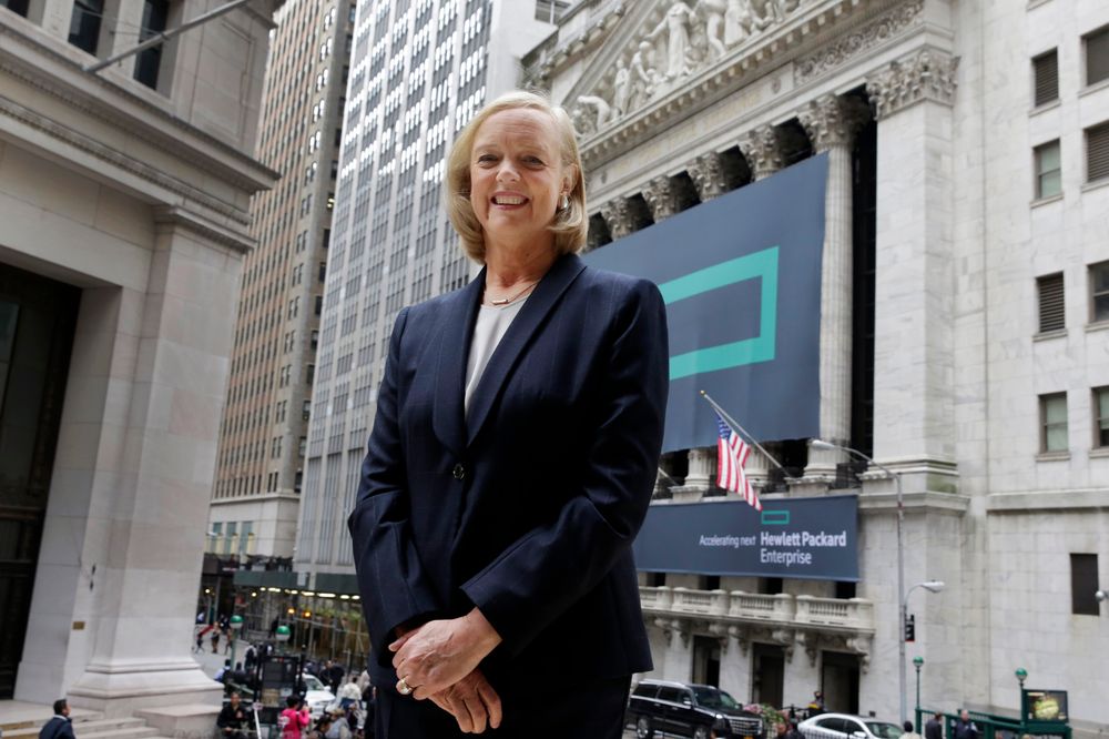Meg Whitman avbildet foran berømte Wall Street på den historiske dagen 2. november 2015, da HP ble delt opp i to nye børsnoterte teknologiselskaper.