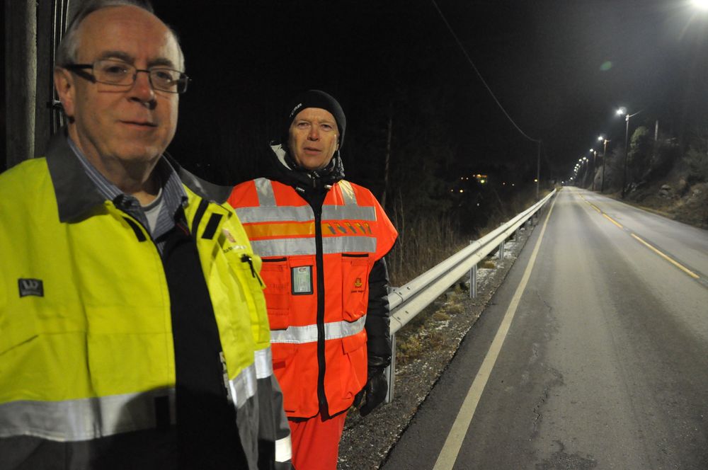 Ottar Bjørnstad og Ståle Fredheim er meget fornøyd med det radarstyrte gatelyset etter første måned i drift