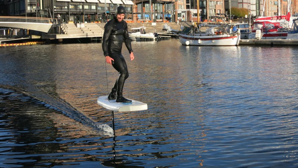 Nikolai Hiorth svever over vannet ved Aker Brygge.