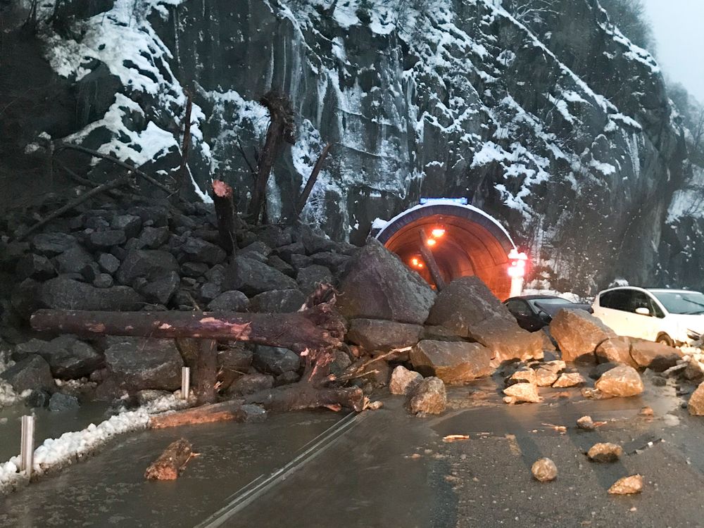 To biler ble tatt av et steinras ved Lausasteintunnelen på riksvei 13 i Odda i Hordaland. En person ble lettere skadd, og det raser fortsatt på stedet.Foto: Politiet / NTB scanpix