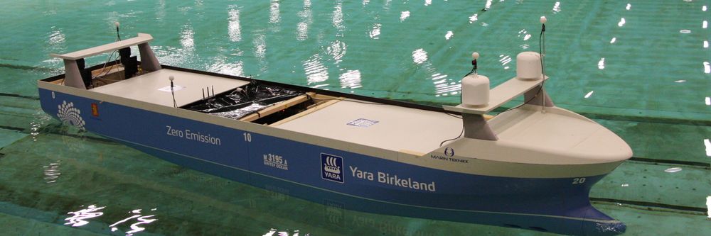 Modelltesting av Yara Birkeland er viktig i utviklingen av det som blir verdens første autonome og elektriske frakteskip. Det går ikke an å simulere seg til kunnskap. Testing i modell- eller fullskala er påkrevet for å sikre best mulig resultat.