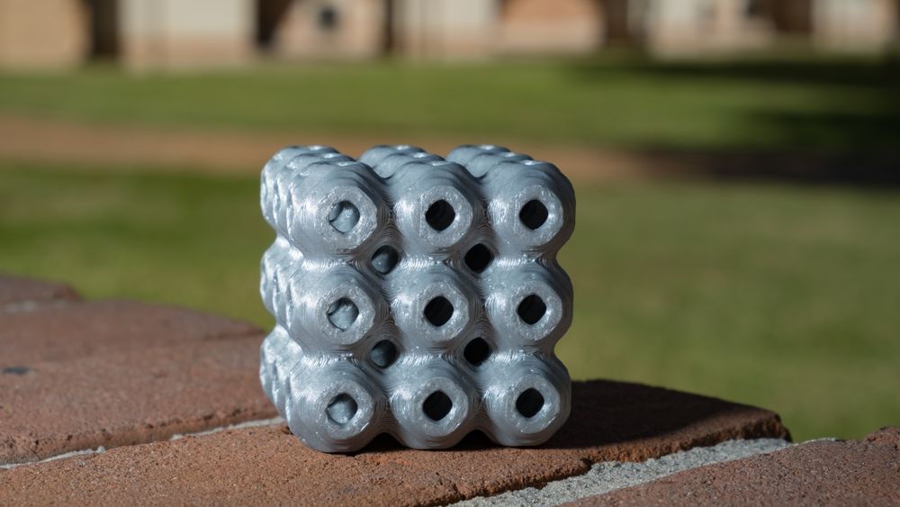 De amerikanske forskerne har 3D-printet det som kalles den primitive formen for minimal overflate-strukturer (avbildet). Den andre formen forskerne 3D-printet kalles gyroid.