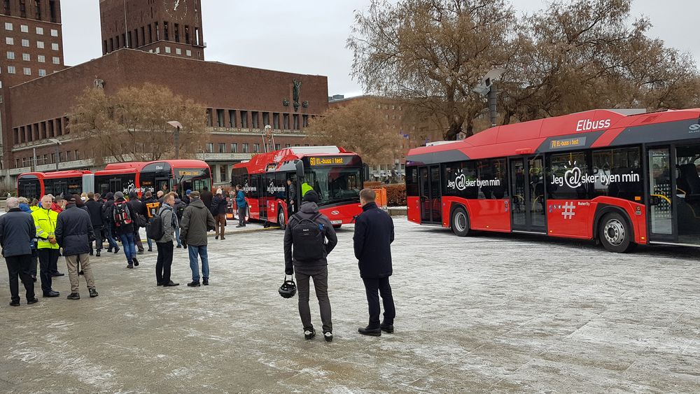 Oppstilling: Starten på den batterielektriske bussrevolusjonen i Oslo ble markert med tre litt ulike elbusser på rådhusplassen.