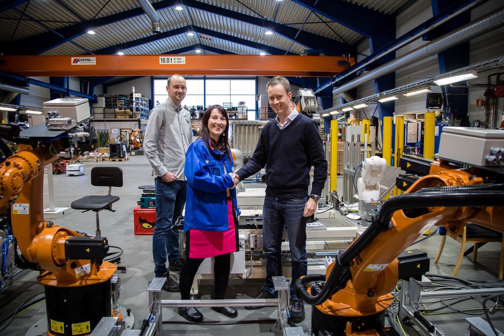 Daglig leder Anita Hager i Intek med Torstein Sol-Gärtner (t.h) og prosjektleder Sivert Eliassen (til venstre) fra Siemens. Sol-Gärtner er leder for teknologiutvikling og etablering av fabrikken.