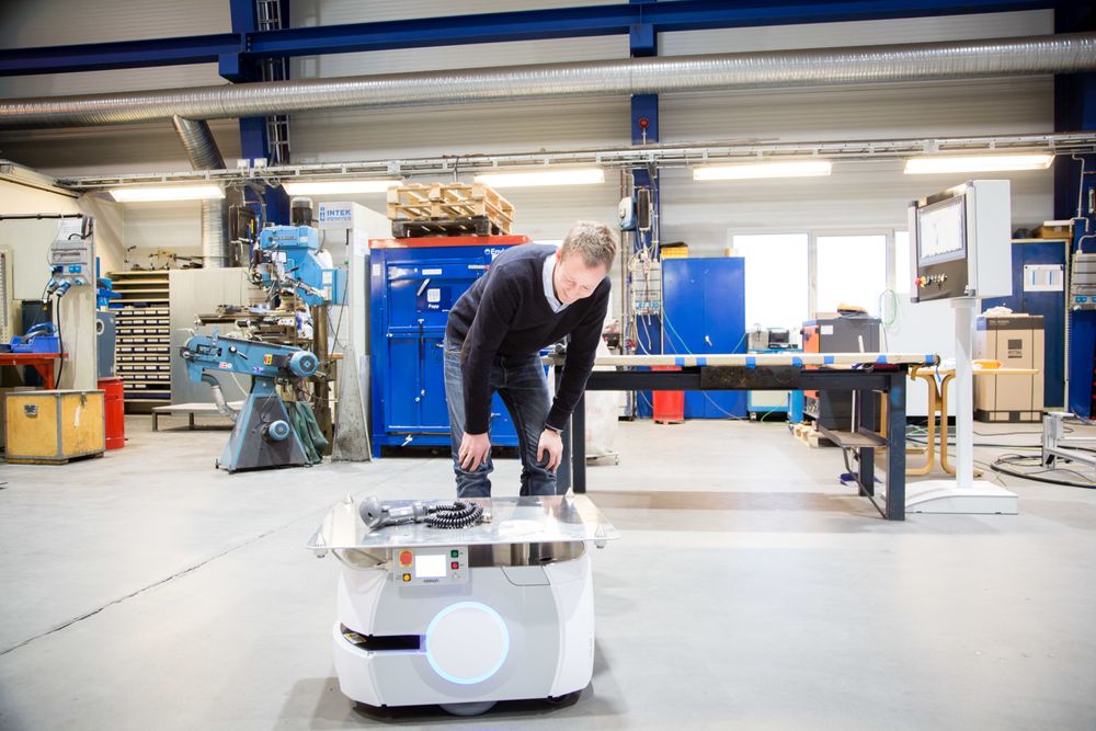 Torstein Sol-Gärtner, leder for teknologiutvikling og etablering av batterifabrikken til Siemens, inspiserer en AIV som skal frakte batterideler mellom produksjonscellene.