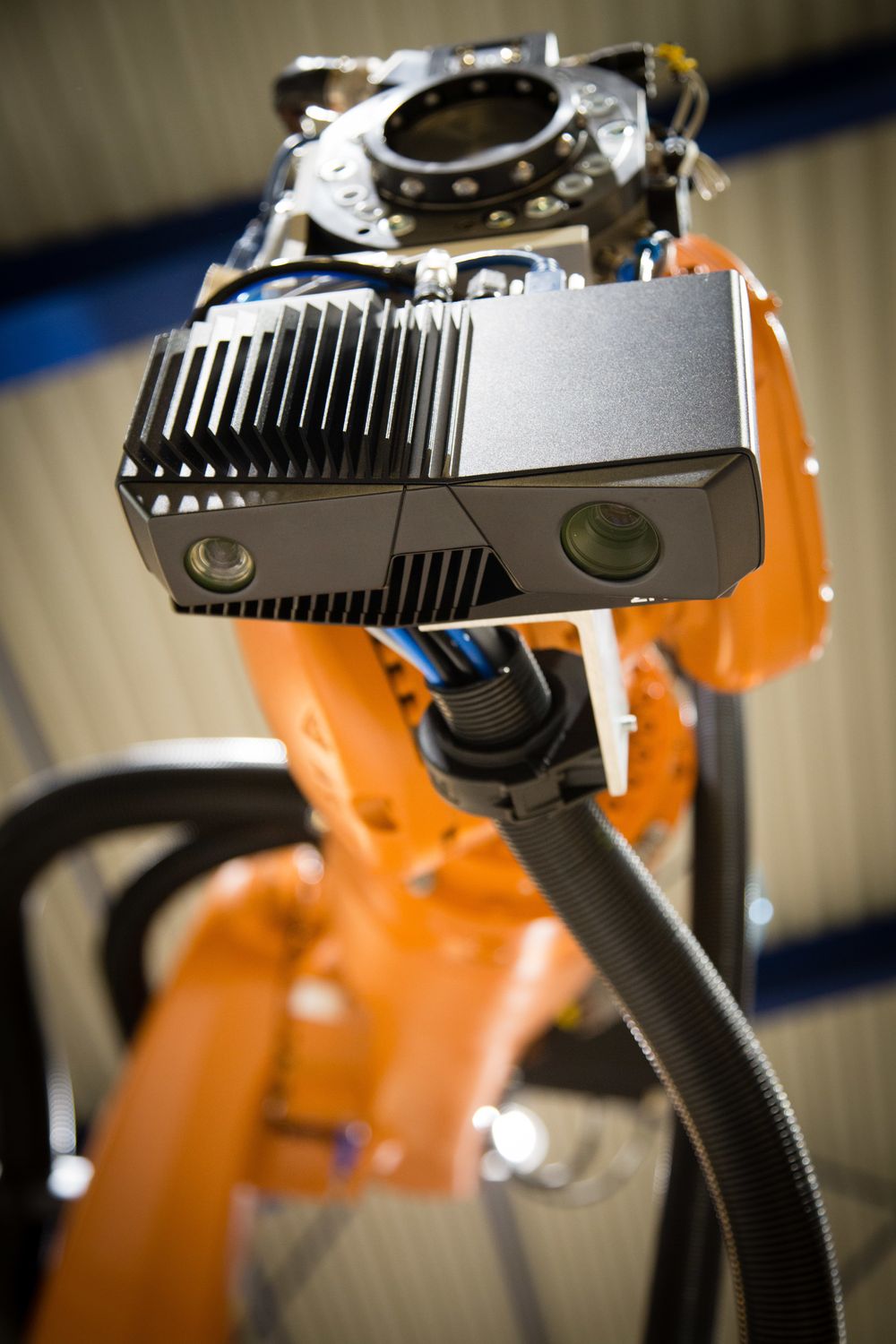 Intek monterer verktøy og programmerer robotene til batterifabrikken til Siemens.