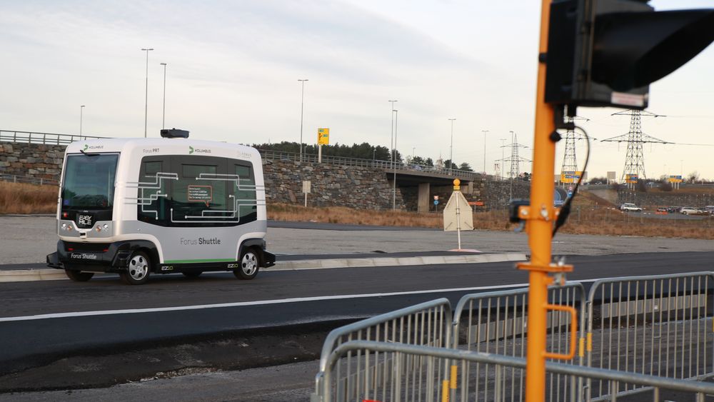 Den førerløse bussen på Forus er testet på lukket bane i flere hundre timer, og har vært klar for neste fase av testingen siden mai i fjor. Nå er prosjektet straks klar med en endelig søknad. Det blir i så fall den første søknaden om å få teste selvkjørende kjøretøy på vei i Norge.