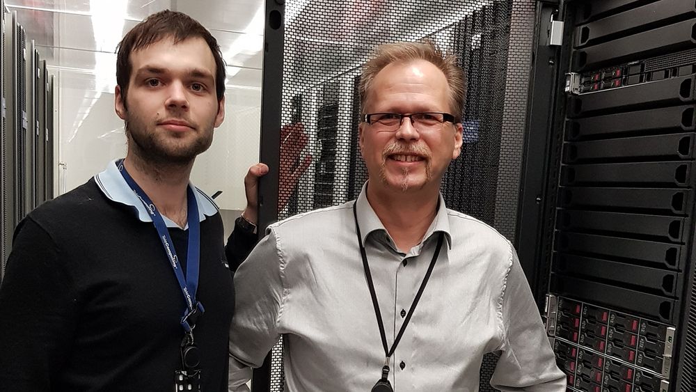 Cloud Architect, Jon Espen Carlsen og Technical Consultant, Ruben Vådahl foran Microsoft Azure Stack-serverplattform fra HPE.