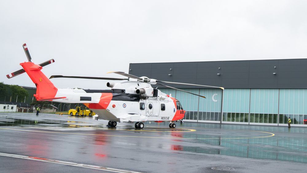 AW101 var hedersgjest på åpningsseremonien for redningstjenestens nye hovedbase på Sola i juni. Seremonien for selve helikopteret er nå utsatt.