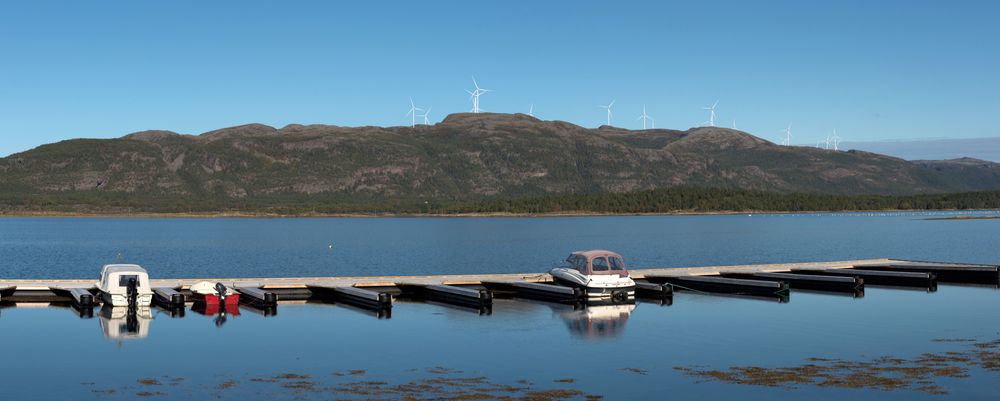 Kvendalsfjellet vindpark fra Eidsfjorden.