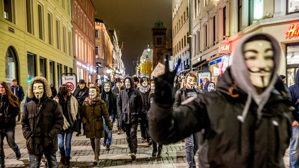 En gjeng Anonymous-aktivister under en demonstrasjon mot datalagringsdirektivet i Oslo i 2013.