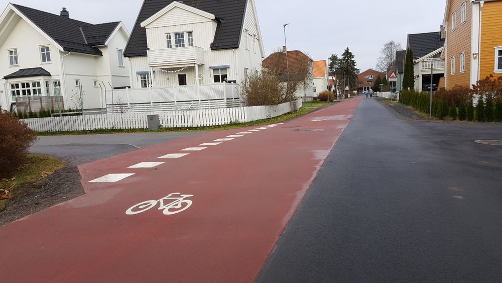 På Lillestrøm er det lagt et 270 meter langt sykkelfeltet med rød asfalt.