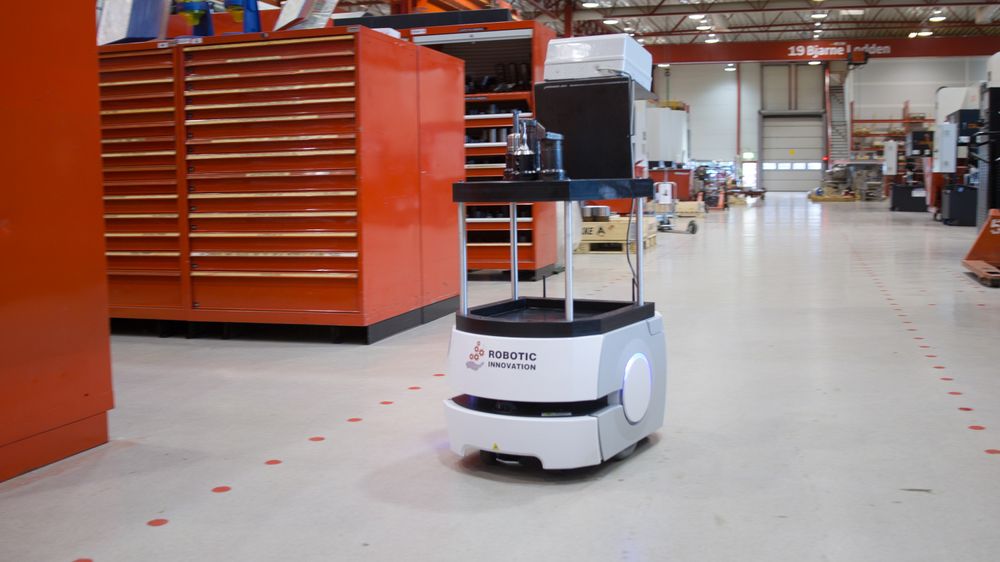 Roboten er ett av tiltakene Aarbakke har satt inn for å automatisere driften. Ved hjelp av datafangst fra CNC-maskinene kan de finne flaskehalser og tidstyver. På sikt skal den smarte fabrikken ta egne beslutninger for å bedre driften.
