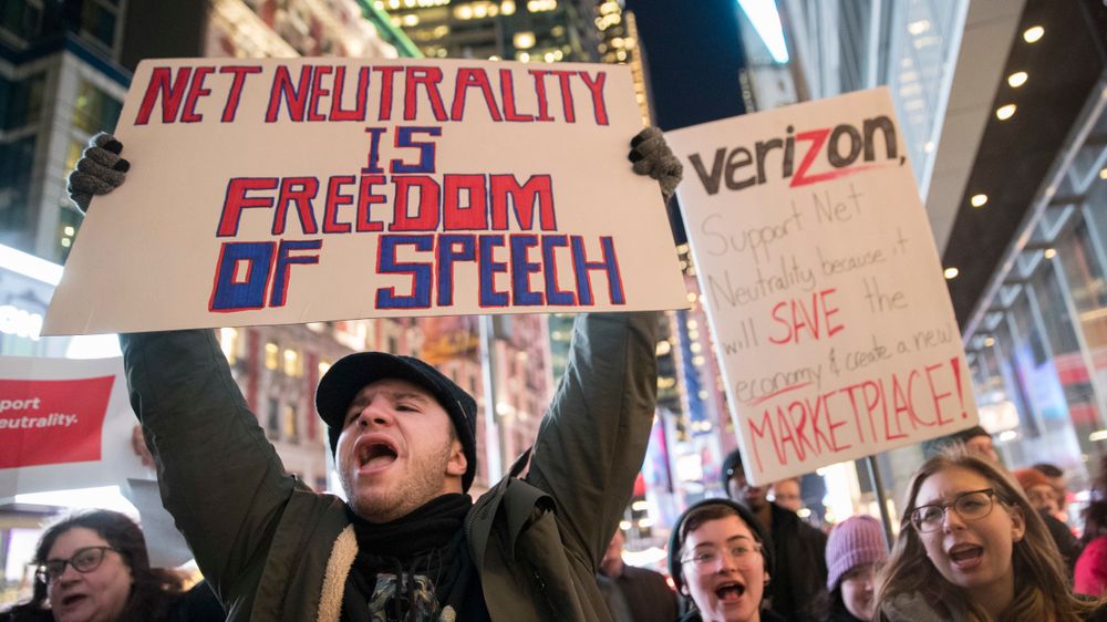 Forbanna amerikanske demonstranter krever å beholde nettnøytraliteten før resultatet av avstemningen torsdag var klart. 