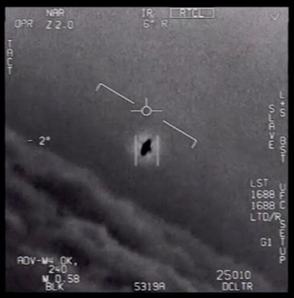 Pentagon har offentliggjort en video som viser en UFO utenfor kysten av San Diego i 2004, filmet fra en militær F/A-18 Super Hornet . Det amerikanske forsvarsdepartementet har etterforsket denne og lignende observasjoner. 