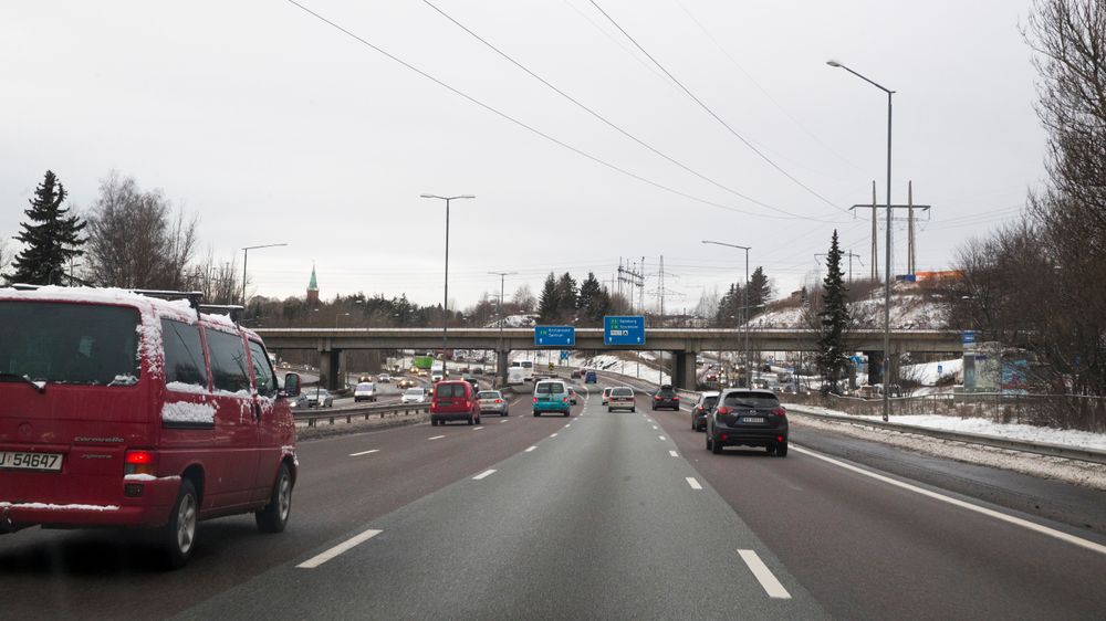 Forslag til nye bomringer. For E6 (OR12) fjernes dagens bomstasjoner i Ulvensplitten og Rv 190 Strømsveien. Disse erstattes av en ny bomstasjon på E6 øst for Smallvollveien som dekker begge kjøreretninger. Endret plassering har ingen trafikale konsekvenser.