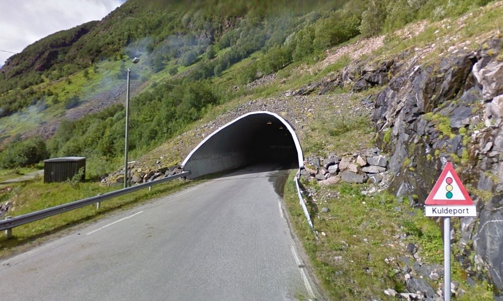  Dette er er østre portal til Sifjordura tunnel. Den inngår i fylkesveg 232 som blant annet gir fiskeværet Grunnfarnes forbindelse til vegnettet. 
