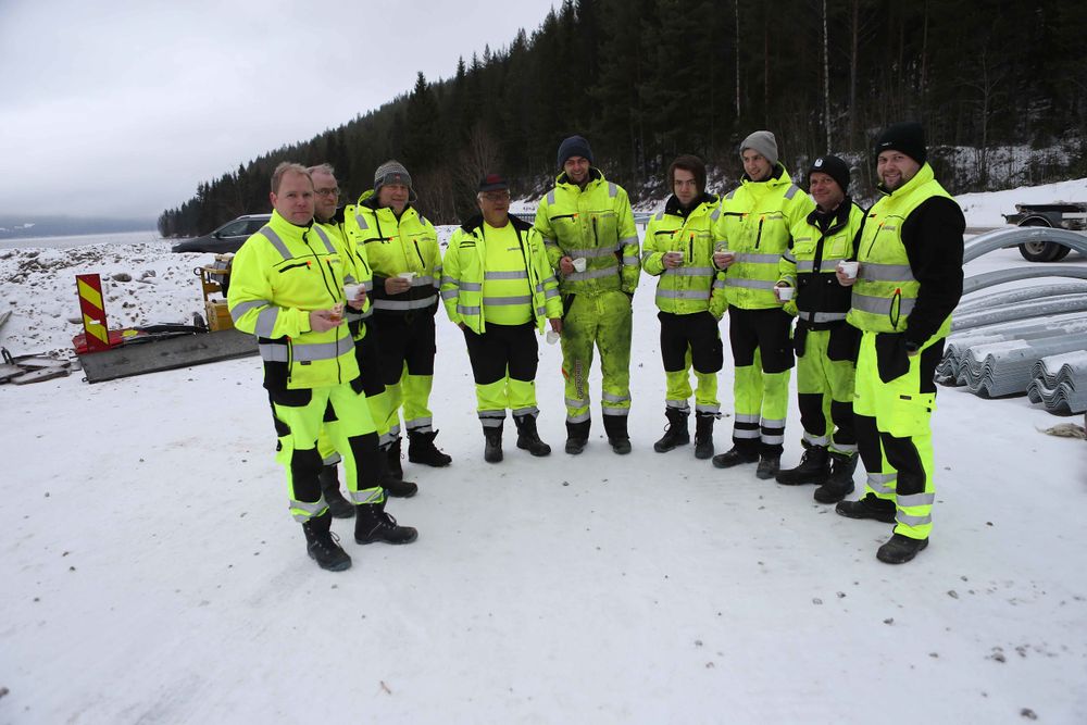 Her er anleggsarbeiderne i Gjermundshaug Anlegg AS som har utført arbeidet med tryggere veg på fylkesveg 30 langs Storsjøen i Rendalen.