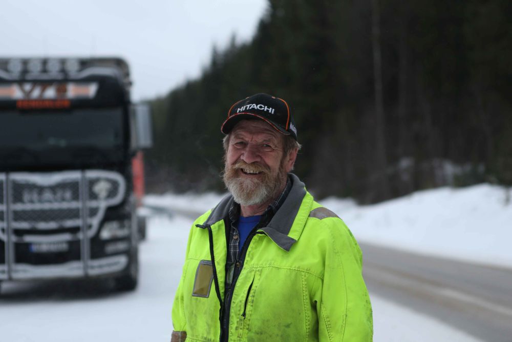 Tømmerbilsjåfør Robert Rønning kjører strekningen langs Storsjøen 200 arbeidsdager, tur-retur, hvert år.