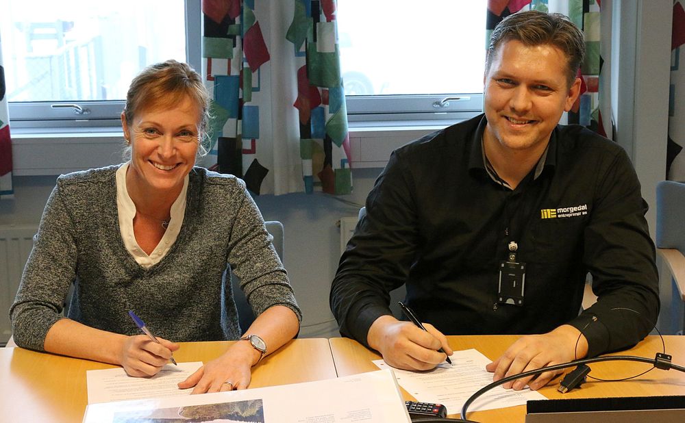 Statens vegvesen har denne uken skrevet kontrakt med Morgedal Entreprenør AS for tredje gang i år for arbeid på E134. Daglig leder Rune Landsverk og prosjektleder Helene Byre signerte kontrakten.