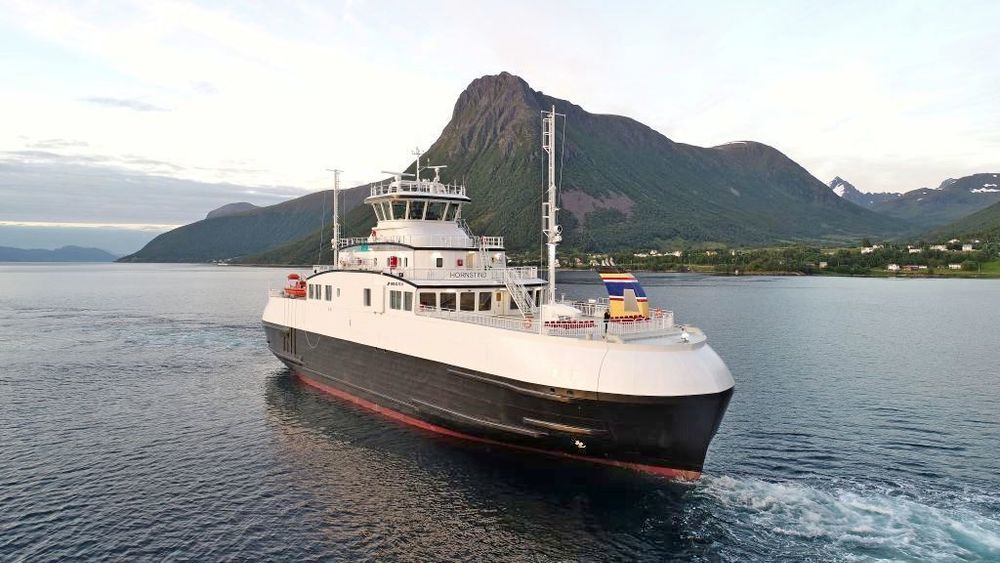 Dette er MF "Hornstind" som ble levert fra Fiskerstrand Verft i Sula tidligere i år. Den går i sambandet Horn-Andalsvåg i minst et år til. 
